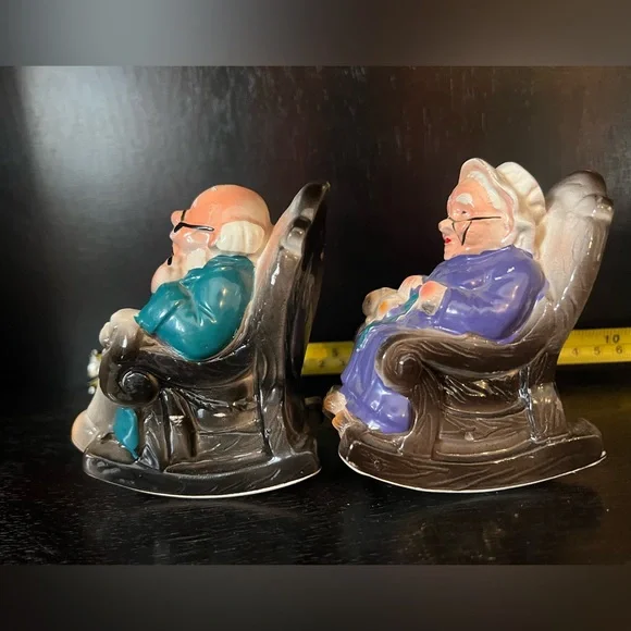 Old Couple Rocking Salt & Pepper Set - Picture 4 of 6